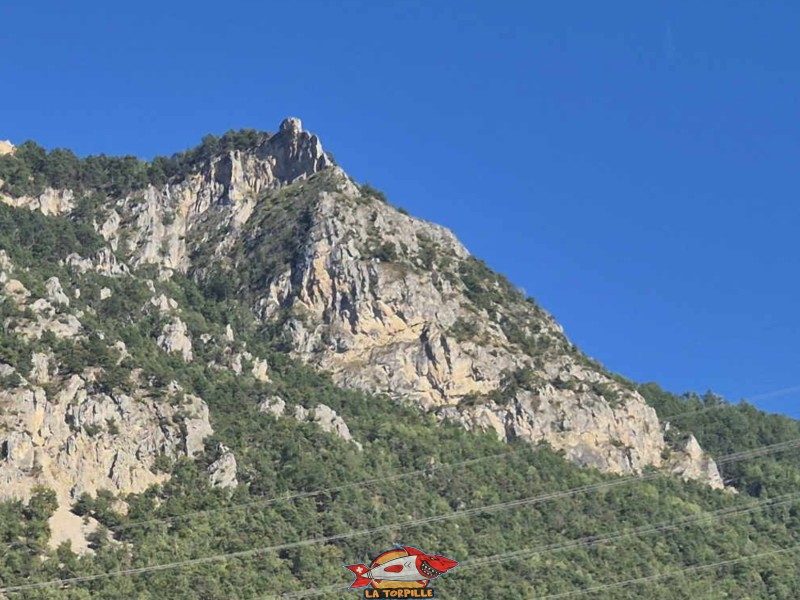 Le rocher sur lequel grimpe la via ferrata.