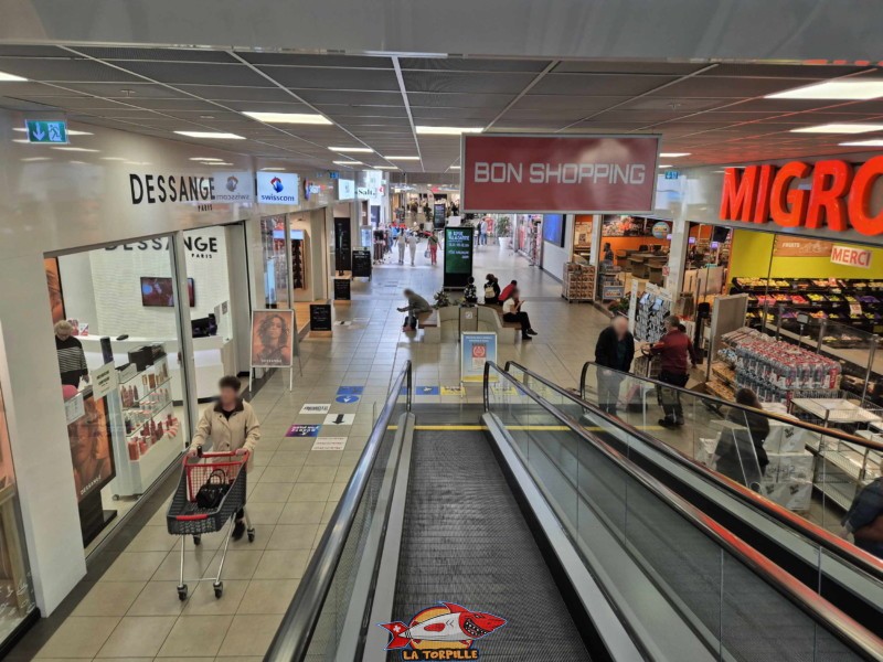 L'intérieur du centre commercial Quartz. L'intérieur du centre commercial Quartz.