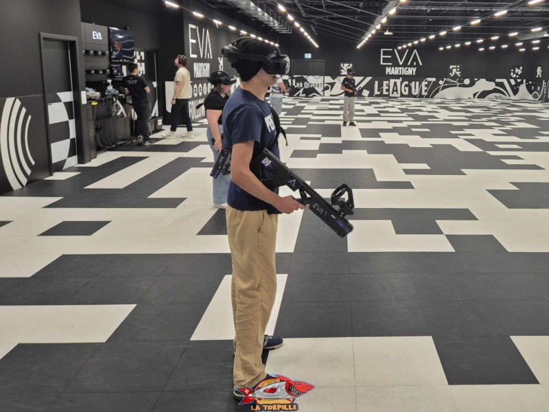  Les joueurs sont équipés de lunettes VR et d'un fusil connecté.