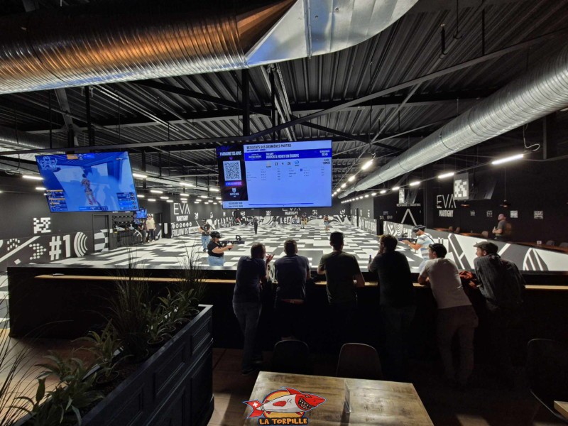 Des écrans permettent de suivre les scores ainsi que la vision de certains joueurs.