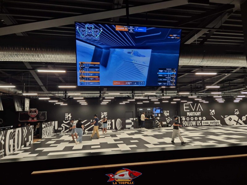 Des écrans permettent de suivre les scores ainsi que la vision de certains joueurs.