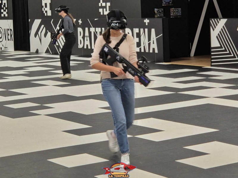  Les joueurs sont équipés de lunettes VR et d'un fusil connecté.