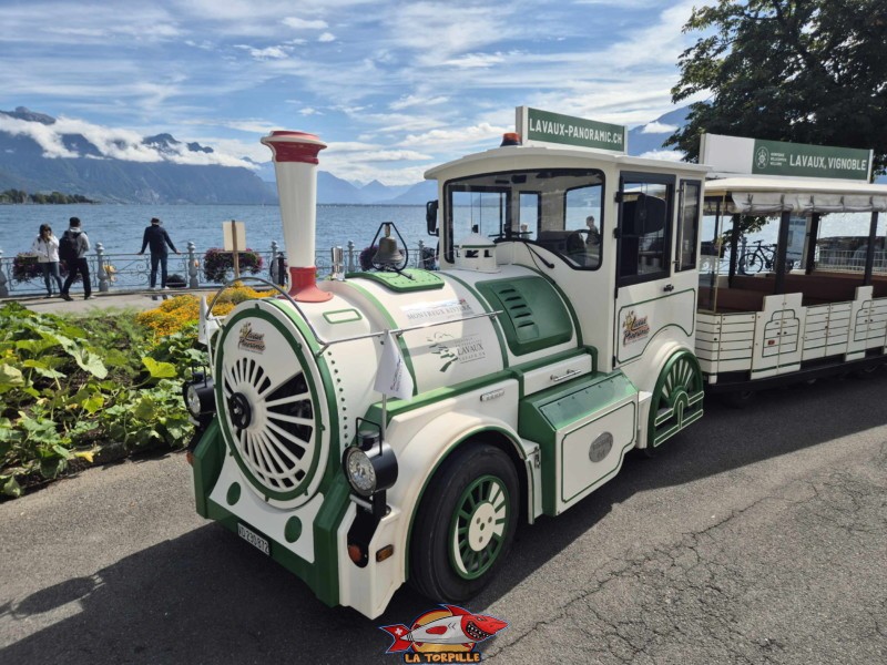 Le petit train à son point de départ à la place du Marché de Vevey avec la vue sur le Léman. Le petit train à son point de départ à la place du Marché de Vevey avec la vue sur le Léman.