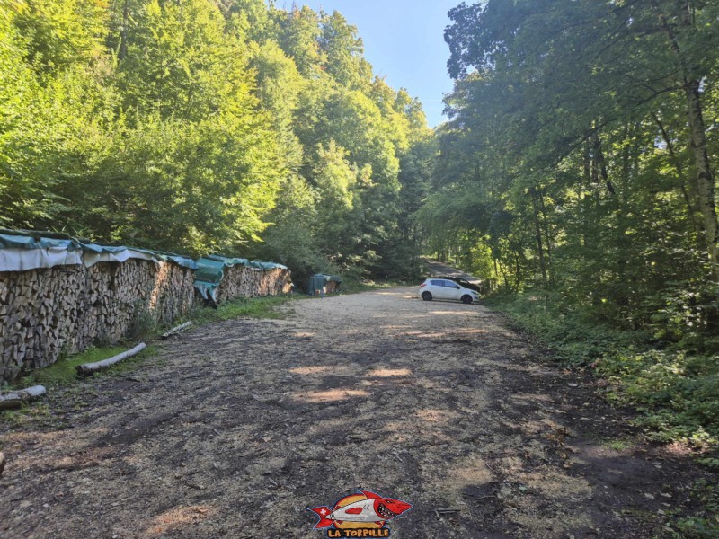 Le parking au-dessus de Corcelles.