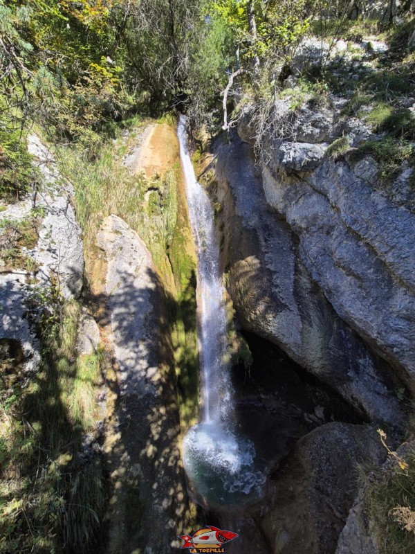 La chute d'eau depuis la passerelle supérieure.