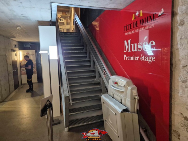 L'escalier qui relie le rez au premier étage. La Maison de la Tête de Moine, Bellelay, Jura bernois. L'escalier qui relie le rez au premier étage. La Maison de la Tête de Moine, Bellelay, Jura bernois.