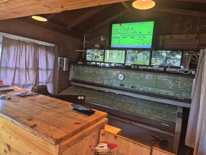 Le poste de pilotage des trains à la gare de Chablais-City. Swiss Vapeur Parc, Le Bouveret, canton du Valais. Trains miniatures. Le poste de pilotage des trains à la gare de Chablais-City. Swiss Vapeur Parc, Le Bouveret, canton du Valais. Trains miniatures.