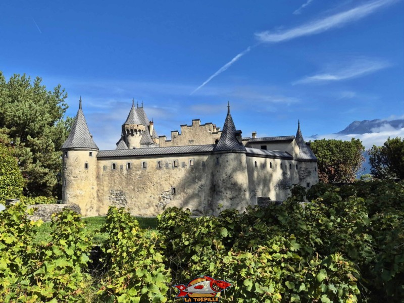 Une magnifique reproduction du château d'Aigle se trouve dans le Swiss Vapeur Parc au Bouveret, au bord du Léman.