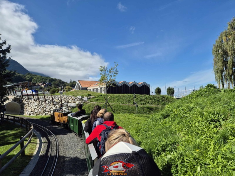 Un train tiré par une locomotive crocodile. Swiss Vapeur Parc, Le Bouveret, canton du Valais. Trains miniatures. Un train tiré par une locomotive crocodile. Swiss Vapeur Parc, Le Bouveret, canton du Valais. Trains miniatures.