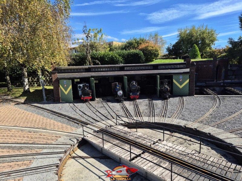 Le dépôt des locomotives à vapeur. Swiss Vapeur Parc, Le Bouveret, canton du Valais. Trains miniatures.