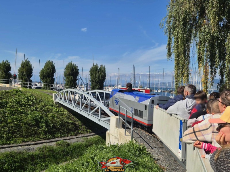 pont. Le train américain Amtrack. Swiss Vapeur Parc, Le Bouveret, canton du Valais. Trains miniatures.