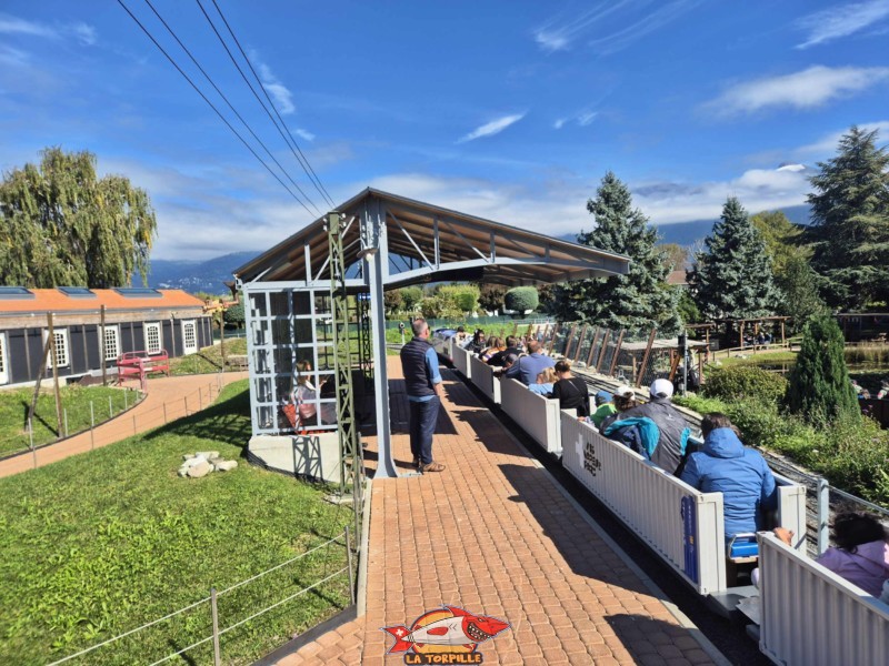 La gare de Bellevue sur la petite colline. Swiss Vapeur Parc, Le Bouveret, canton du Valais. Trains miniatures. La gare de Bellevue sur la petite colline. Swiss Vapeur Parc, Le Bouveret, canton du Valais. Trains miniatures.