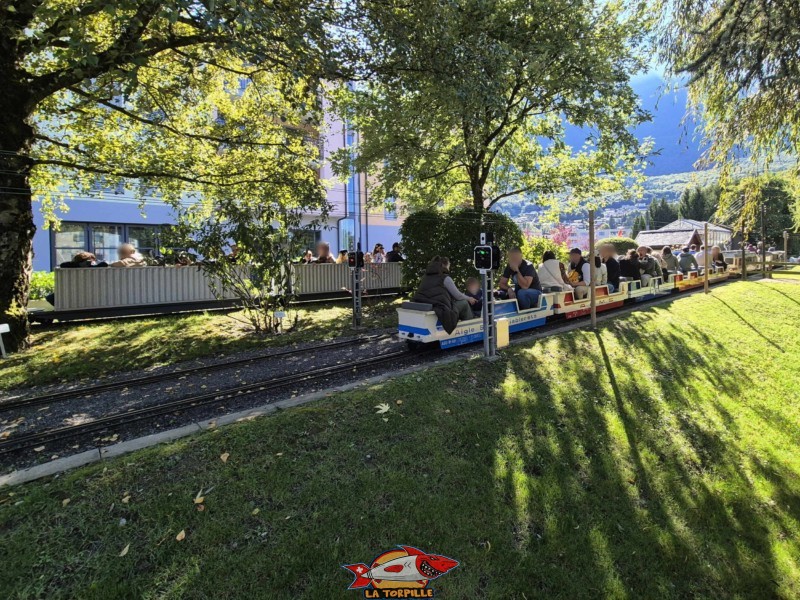 Un wagon du Swiss Vapeur Parc aux couleurs bleues de l'ancien train Aigle - Sepey - Les Diablerets.