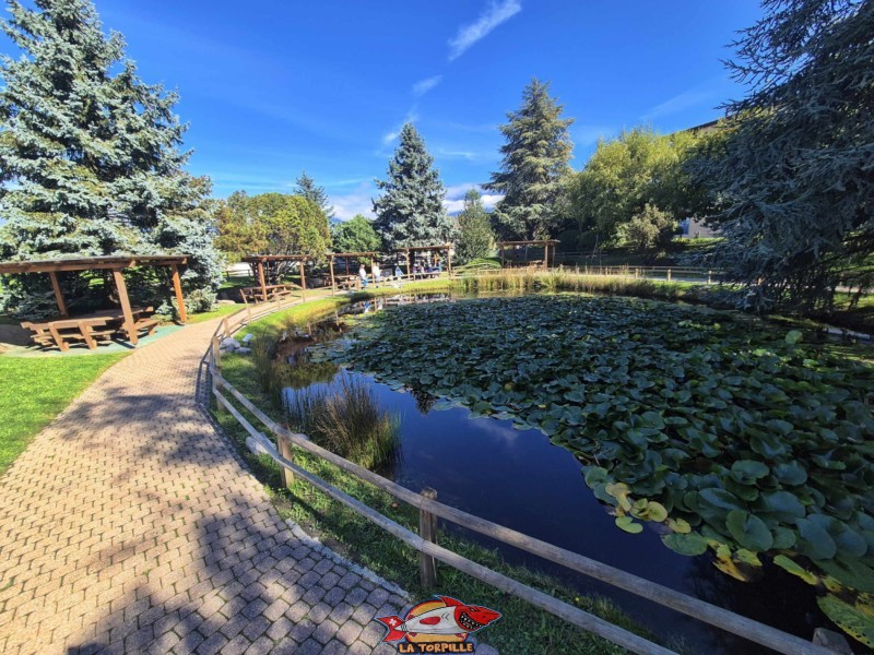 Un grand étang autour duquel on peut pique-niquer. Swiss Vapeur Parc, Le Bouveret, canton du Valais. Trains miniatures.