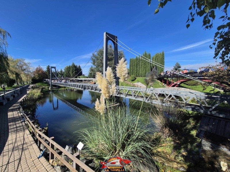 Le pont principal "Freddie Grimm" nommée en l'honneur du fondateur du parc. il s'agit d'une réplique du pont George Washington, à New-York. Le pont principal "Freddie Grimm" nommée en l'honneur du fondateur du parc. il s'agit d'une réplique du pont George Washington, à New-York. Swiss Vapeur Parc, Le Bouveret, canton du Valais. Trains miniatures.