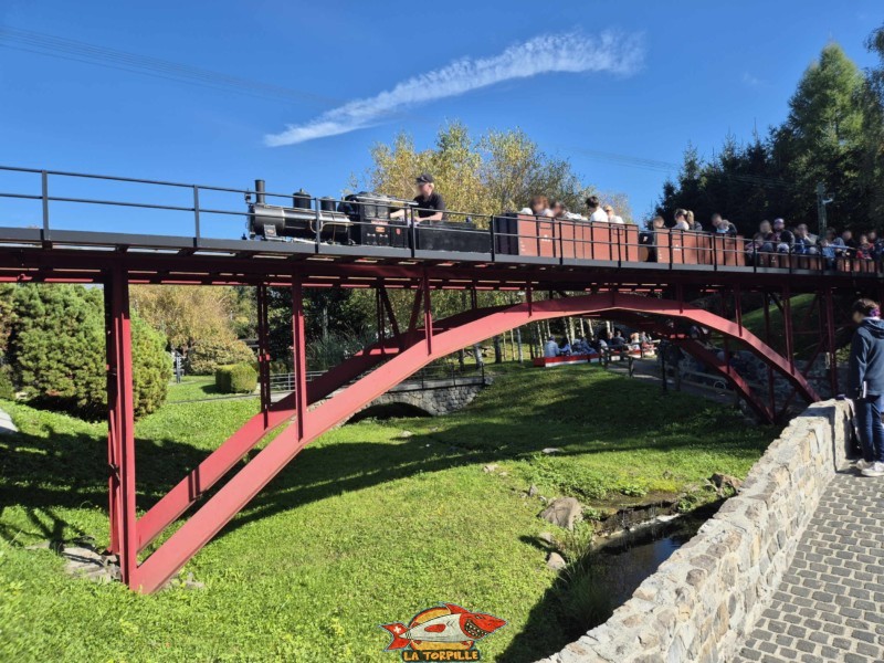 pont. Swiss Vapeur Parc, Le Bouveret, canton du Valais. Trains miniatures.