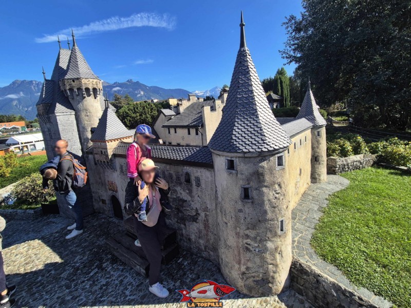 Une magnifique reproduction du château d'Aigle se trouve dans le Swiss Vapeur Parc au Bouveret, au bord du Léman.