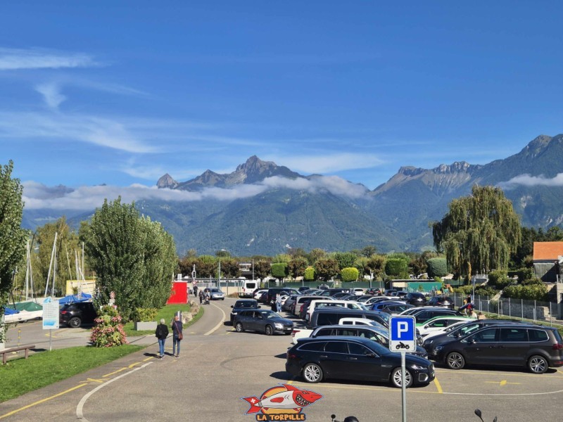 Le parking avec, en arrière-plan, les Rochers de Naye. Swiss Vapeur Parc, Le Bouveret, canton du Valais. Trains miniatures. Le parking avec, en arrière-plan, les Rochers de Naye. Swiss Vapeur Parc, Le Bouveret, canton du Valais. Trains miniatures.