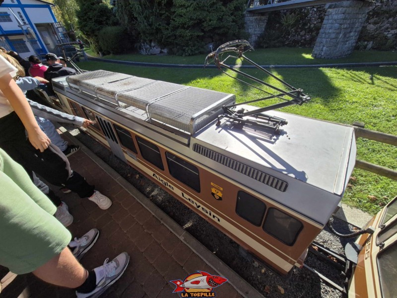 Une locomotive aux anciennes couleurs brunes du train Aigle-Leysin. Swiss Vapeur Parc, Le Bouveret, canton du Valais. Trains miniatures. Une locomotive aux anciennes couleurs brunes du train Aigle-Leysin. Swiss Vapeur Parc, Le Bouveret, canton du Valais. Trains miniatures.