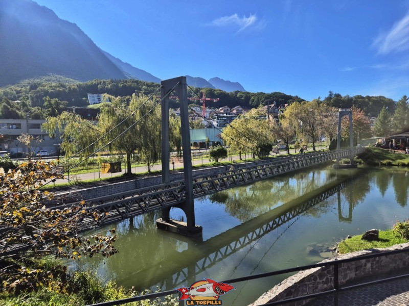 Le pont principal "Freddie Grimm" nommée en l'honneur du fondateur du parc. il s'agit d'une réplique du pont George Washington, à New-York. Swiss Vapeur Parc, Le Bouveret, canton du Valais. Trains miniatures.