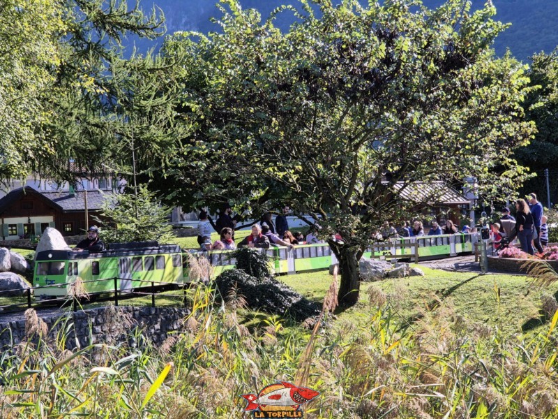 Un train aux couleurs des Transports Publics du Chablais (TPC). Swiss Vapeur Parc, Le Bouveret, canton du Valais. Trains miniatures. Un train aux couleurs des Transports Publics du Chablais (TPC). Swiss Vapeur Parc, Le Bouveret, canton du Valais. Trains miniatures.
