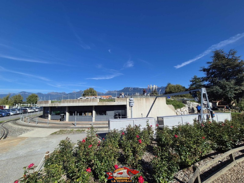 La colline à côté du Musée-dépôt depuis laquelle on peut profiter d'un panorama. Tarifs, Swiss Vapeur Parc, Le Bouveret, canton du Valais. La colline à côté du Musée-dépôt depuis laquelle on peut profiter d'un panorama. Tarifs, Swiss Vapeur Parc, Le Bouveret, canton du Valais.
