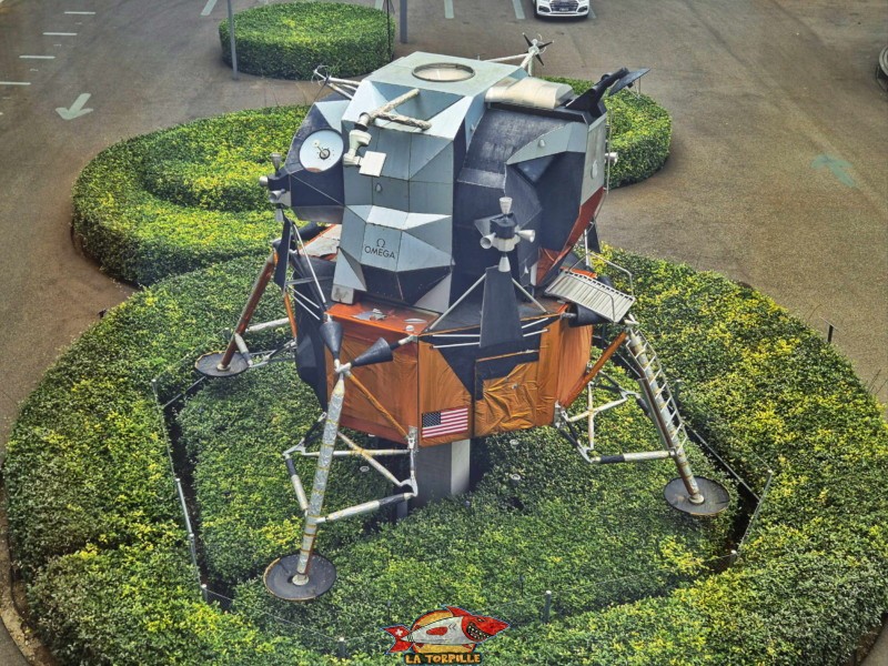 Une reproduction du LEM Apollo 11 (Lunar Excursion Module) à côté de la Cité du Temps. Ce véhicule spatial a permis aux astronautes Neil Armstrong et Buzz Aldrin de se poser sur la Lune le 20 juillet 1969.