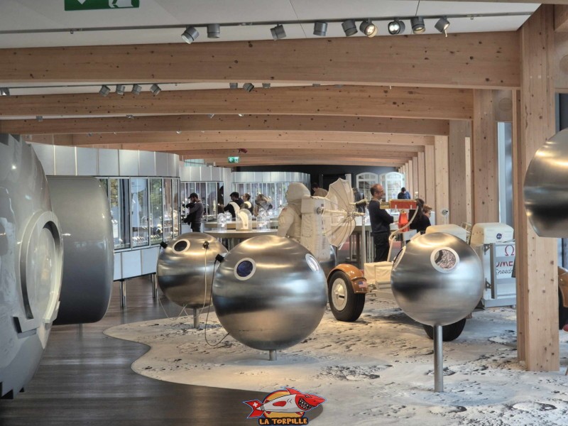 L'aventure spatiale : Elle met en lumière les montres portées par les astronautes, notamment lors des missions Apollo et du premier pas sur la Lune en 1969. Omega Museum, Bienne.