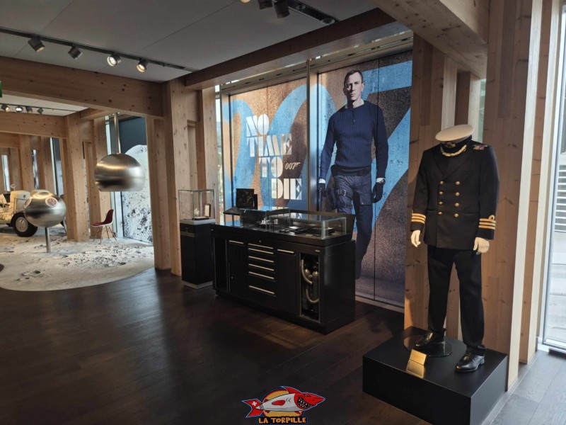 Le monde de James Bond : Une section est dédiée aux montres portées par l'agent 007 dans les films, ainsi qu'aux affiches de films. Omega Museum, Bienne.