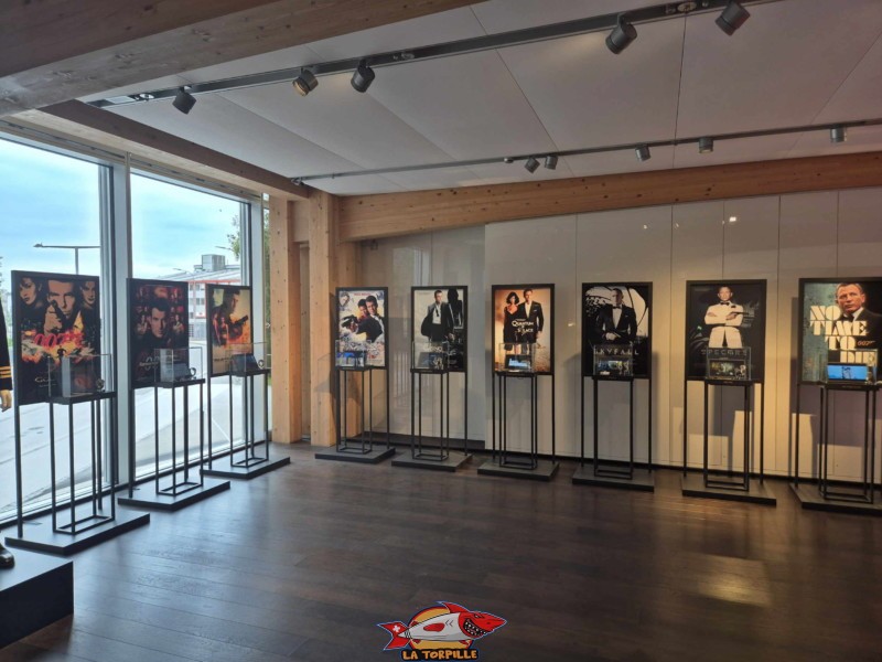 Le monde de James Bond : Une section est dédiée aux montres portées par l'agent 007 dans les films, ainsi qu'aux affiches de films. Omega Museum, Bienne.