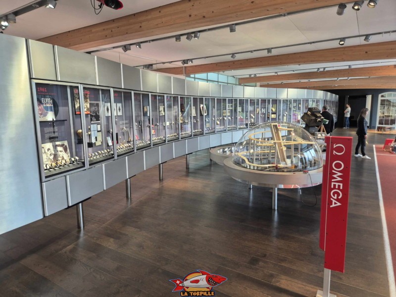 L'art horloger : On y trouve des montres historiques exposées dans une vitrine de 50 mètres de long, illustrant l'évolution du design et de la technologie d'Omega. Omega Museum, Bienne.