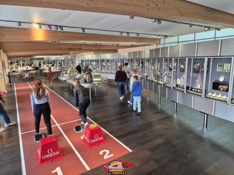 Le chronométrage sportif : Cette partie du musée présente le rôle d'Omega en tant que chronométreur officiel des Jeux Olympiques, avec des expériences interactives pour tester la précision des chronomètres. Omega Museum, Bienne.