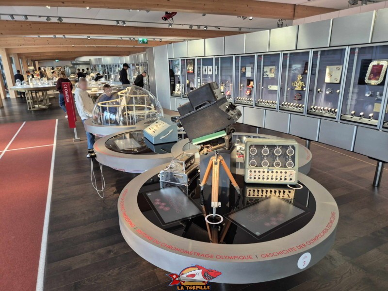 Le chronométrage sportif : Cette partie du musée présente le rôle d'Omega en tant que chronométreur officiel des Jeux Olympiques, avec des expériences interactives pour tester la précision des chronomètres. Omega Museum, Bienne.