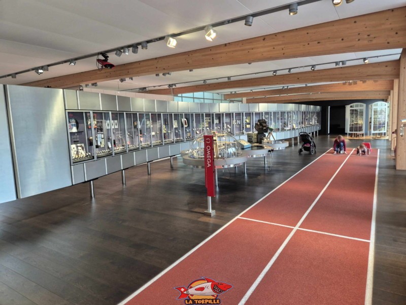 Le chronométrage sportif : Cette partie du musée présente le rôle d'Omega en tant que chronométreur officiel des Jeux Olympiques, avec des expériences interactives pour tester la précision des chronomètres. Omega Museum, Bienne.