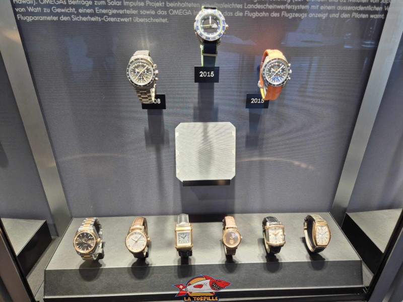 L'art horloger : On y trouve des montres historiques exposées dans une vitrine de 50 mètres de long, illustrant l'évolution du design et de la technologie d'Omega. Omega Museum, Bienne.