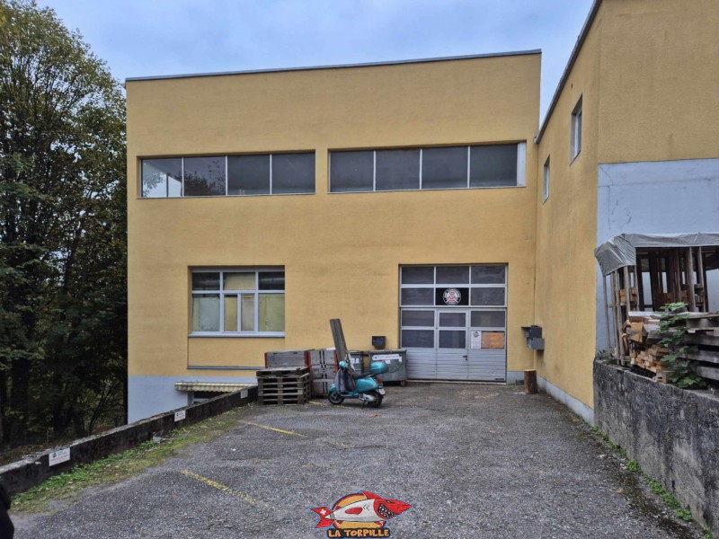 L'extérieur du grand bâtiment qui héberge Axe Throwing Riviera dans la zone industrielle de Fenil.