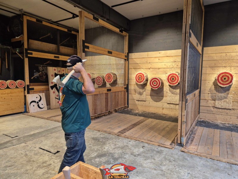 Un lancer avec la petite hache