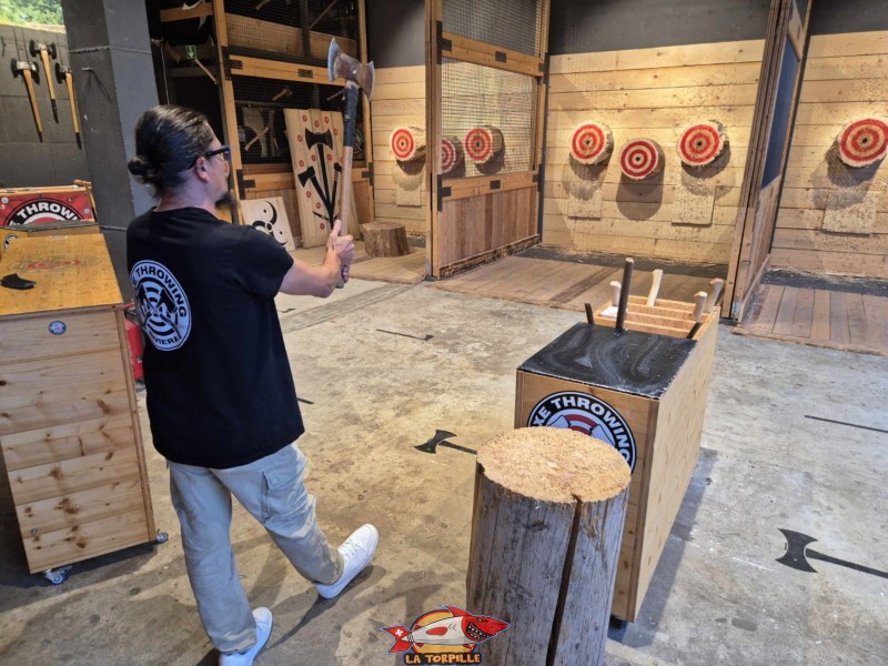 Une grande hache à double lame.