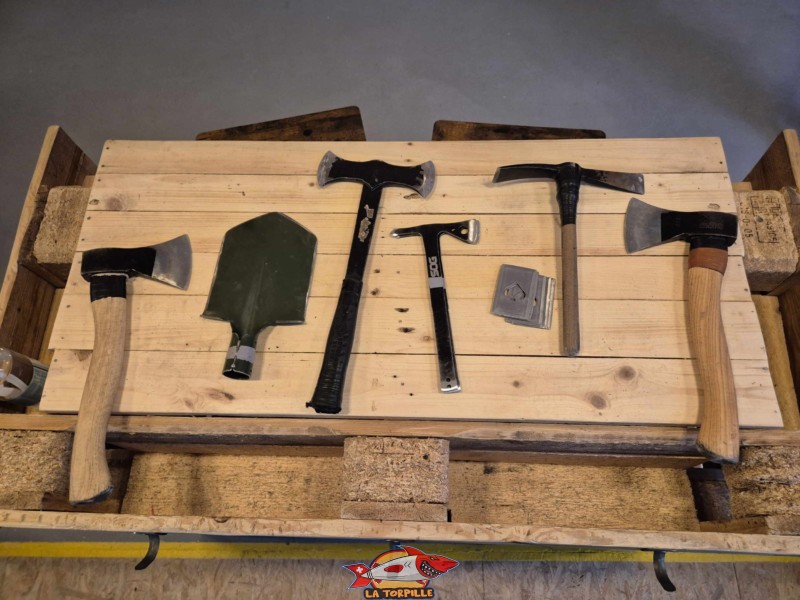 Les autres haches à lancer et même une pelle. Les autres haches à lancer et même une pelle. Lancer de haches, Axery, Bex.