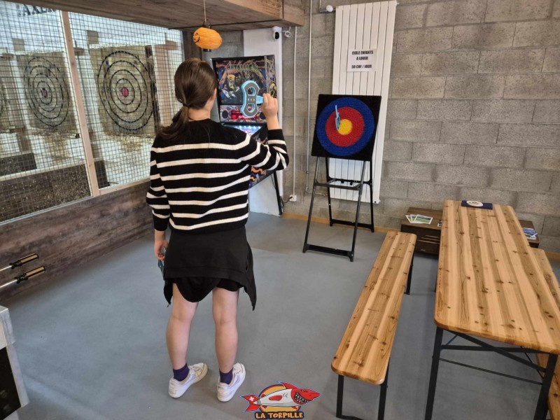 Un flipper et une cible pour les enfants. Lancer de haches, Axery, Bex. Un flipper et une cible pour les enfants. Lancer de haches, Axery, Bex.