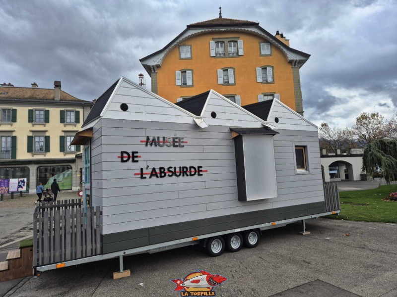 La structure mobile du musée de l'absurde parquée sur la place du Marché de Vevey, au bord du Léman. La structure mobile du musée de l'absurde parquée sur la place du Marché de Vevey, au bord du Léman.