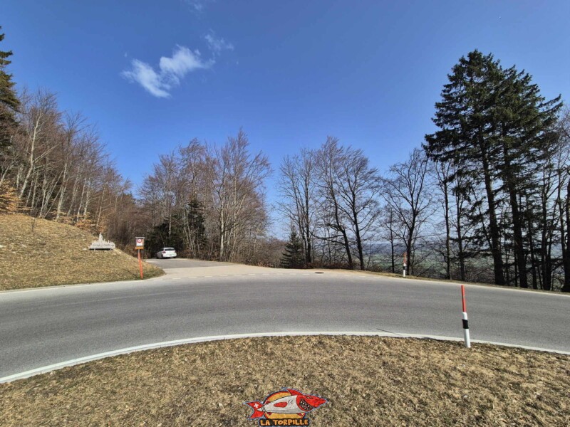 L'épingle de la route du Marchairuz près de laquelle se trouvent les places de parking. Grande Citadelle de François Monthoux, Bière.
