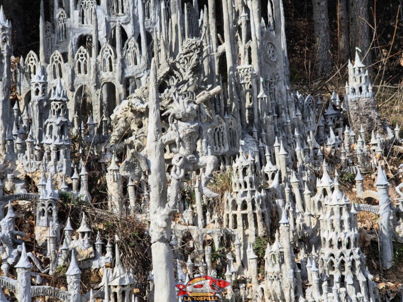 Gros plans, grande citadelle de François Monthoux, Bière. L'aventurier.