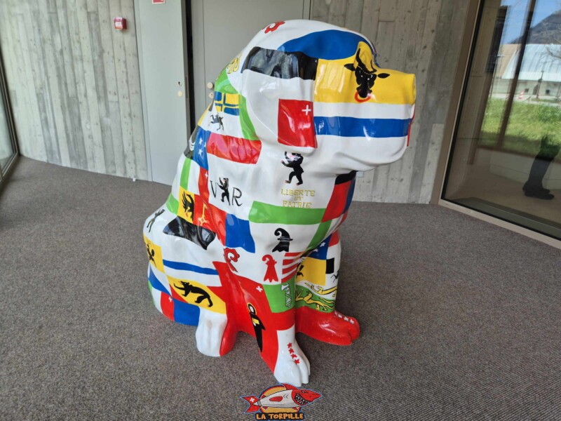 Un St-Bernard aux couleurs des cantons suisse à l'entrée de Barryland.