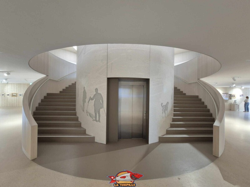 L'escalier au rez pour monter au 1er étage. Barryland, Martigny