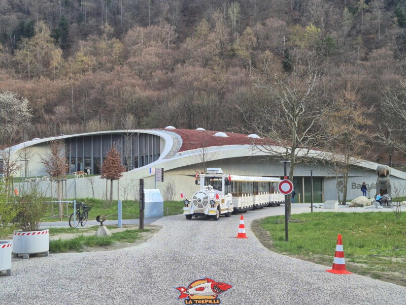 Le petit train Le Baladeur devant Barryland.