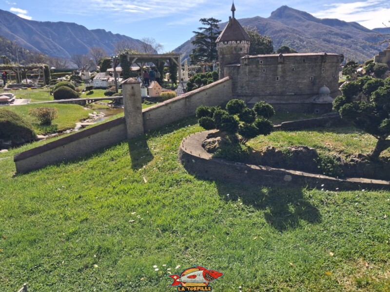 Les remparts de Fribourg à Swissminiatur, le parc de la Suisse en miniature, à Melide, près de Lugano, dans le canton du Tessin. Les remparts de Fribourg à Swissminiatur, le parc de la Suisse en miniature, à Melide, près de Lugano, dans le canton du Tessin.