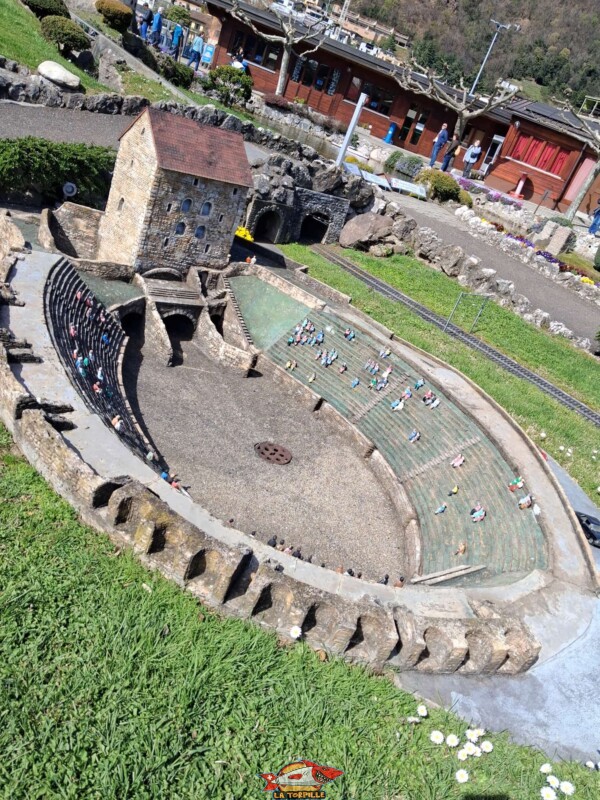 L'arène d'Avenches et le musée romain à Swissminiatur, le parc de la Suisse en miniature, à Melide, près de Lugano, dans le canton du Tessin.