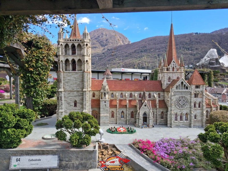 La cathédrale de Lausanne à Swissminiatur, le parc de la Suisse en miniature, à Melide, près de Lugano, dans le canton du Tessin La cathédrale de Lausanne à Swissminiatur, le parc de la Suisse en miniature, à Melide, près de Lugano, dans le canton du Tessin