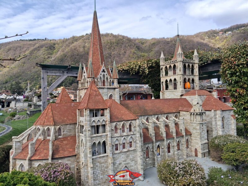 La cathédrale de Lausanne à Swissminiatur, le parc de la Suisse en miniature, à Melide, près de Lugano, dans le canton du Tessin